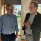 Pfr. Markus Wiesinger beglückwünscht Matthias Rehsöft zum Amt des Vorsitzenden.